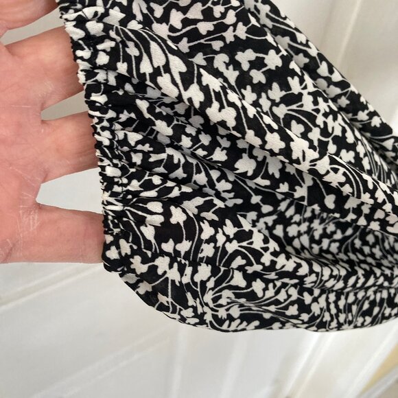 Blouse flowy loose fit pretty print black and white full sleeve NWOT - Picture 4 of 6